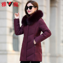 雅鹿妈妈羽绒服冬装女短款2018新款中年保暖连帽外套大码加厚棉袄图片