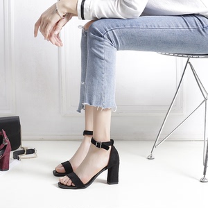 一字扣带小清新粗跟凉鞋