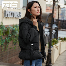 【上新价423.9元补贴106】对白白鸭绒短款荷叶边下摆连帽羽绒服女图片