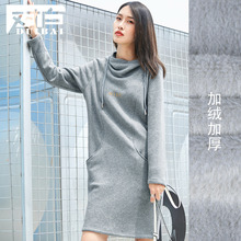 对白2018秋冬新款 字母绣花连帽连衣裙女 加绒休闲长袖中长款裙子图片