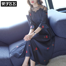 灵子飞飞欧美时尚清新淑女裙圆领短袖贴花收腰蓬蓬摆简约连衣裙图片
