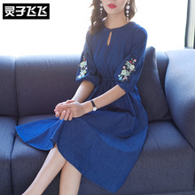 灵子飞飞时尚休闲半袖重工刺绣淑女裙圆领抽绳收腰简约A字连衣裙图片