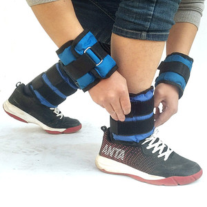 学生跑步负重沙袋