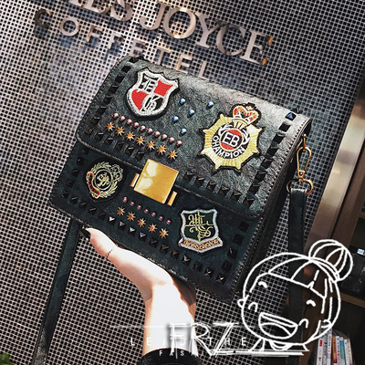 港风时尚街头小包潮流斜挎包个性徽章包包朋克女包复古铆钉小方包