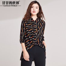衬衫女甘甘的世界2018秋装新款不规则下摆V领七分袖纽扣装饰图片