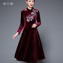 秋冬中老年妈妈装连衣裙中长款复古丝绒绣花改良旗袍裙婚宴会礼服图片