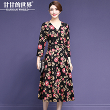 甘甘的世界印花连衣裙秋季2018新款V领收腰显瘦九分袖大码妈妈装图片