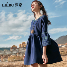 裂帛2018秋装新款时尚圆领精致刺绣清新风学生七分袖深色连衣裙女图片