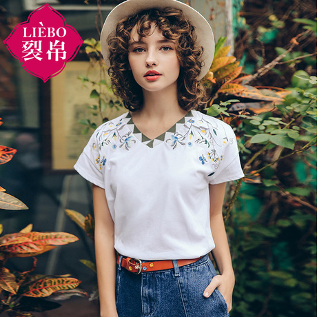 裂帛2018夏装新款清新复古特色V领绣花百搭短袖显瘦T恤女51172606商品大图