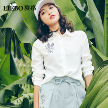 裂帛2018夏装新款清新翻领开襟衬衣刺绣圆弧摆中袖衬衫女夏图片
