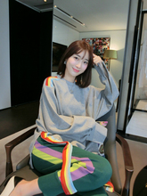 韩国东大门 张静芝IMZZY 秋冬彩虹条边开叉休闲女圆领灰卫衣