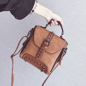 百搭时尚铆钉小背包