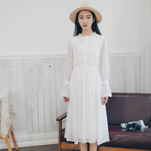 喇叭袖白色蕾丝连衣裙