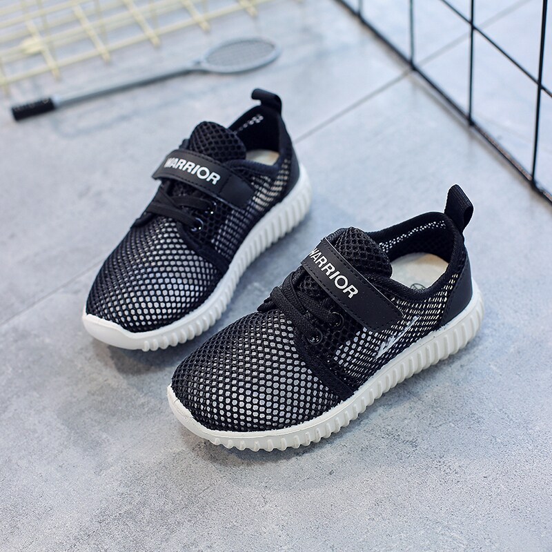 男大童白色鞋子