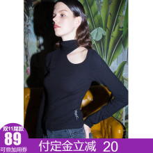两三事视她时刻2018冬新款性感镂空刺绣高领长袖T恤女修身打底衫图片