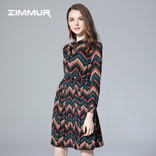 ZIMMUR秋冬新款2018印花菱形纹长袖蝴蝶结收腰雪纺打底中长连衣裙图片