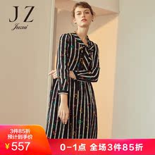 玖姿奥莱2018新款系带音符印花竖条纹收腰显瘦中长款连衣裙图片