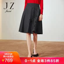 玖姿奥莱2018冬装新款时尚贴布绣羊毛A字裙半身裙女图片