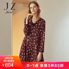 玖姿2018冬装新款修身碎花V领中长连衣裙图片