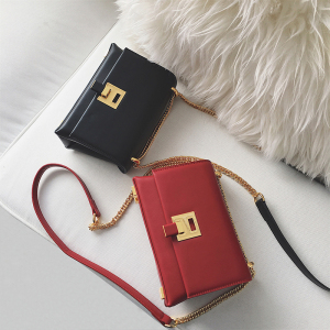 红色chic链条小方包包