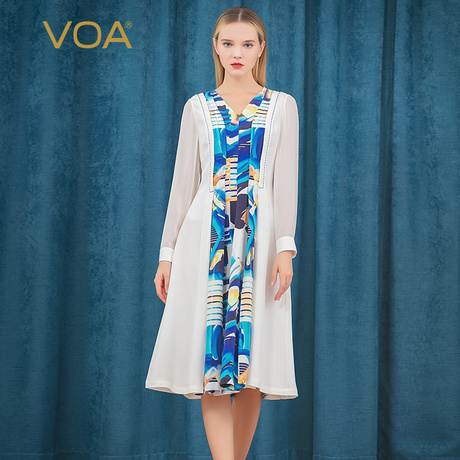 VOA30姆米蓝色重磅真丝印花本白拼接尖角领拱针育克褶挺括连衣裙商品大图