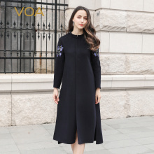 VOA藏青圆领插肩袖暗门襟精致绣花侧开叉中长款直筒羊毛大衣8929图片