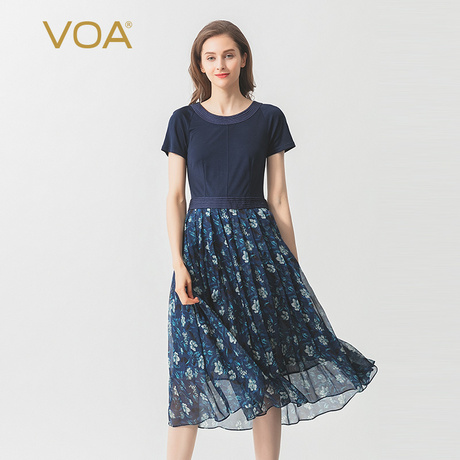 VOA33姆米双面真丝针织蓝底碎花拼接圆领插肩袖塔克褶修身连衣裙商品大图