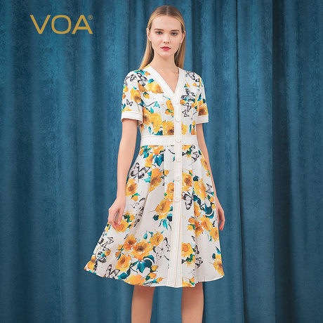 VOA30姆米重磅真丝金色拱针白底蝴蝶印花育克褶单排扣短袖连衣裙商品大图