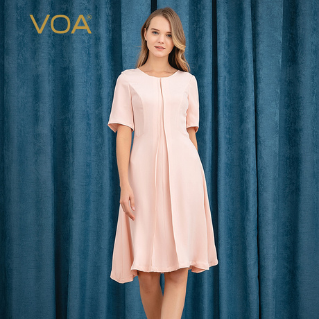VOA40姆米浅粉重磅真丝船领中腰立体褶皱袖口开叉简约挺括连衣裙商品大图