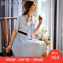 粉红大布娃娃摩登定制 淑女气质宽松收腰系蝴蝶结长款压褶连衣裙图片