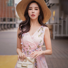 粉红大布娃娃夏季新款韩版钉花朵中长款V领仙女大散摆无袖连衣裙图片