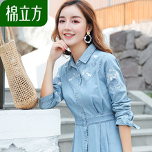 蓝色修身刺绣牛仔连衣裙女秋装2018新款棉立方复古文艺慵懒风裙子图片