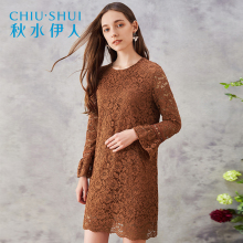 秋水伊人2017冬装新品女装蕾丝钩花镂空裙子喇叭袖显瘦修身连衣裙图片