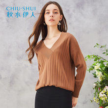 秋水伊人2018春装新品女装纯色简约V领长袖毛衫落肩袖宽松版型图片