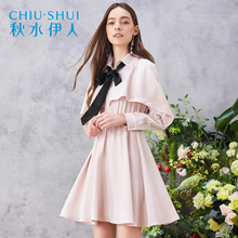 秋水伊人2018春装新品女装系带百褶收腰连肩斗篷连衣裙图片