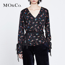 MOCO2018春季新品宽松绑带按扣碎花V领上衣MA181TOP215 摩安珂图片
