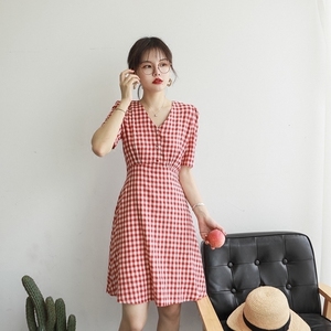 花栗鼠小姐 红色格子V领连衣裙