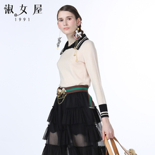 淑女屋2018年冬季新款修身柔软黑白条纹领口袖口杏色套头毛衣图片