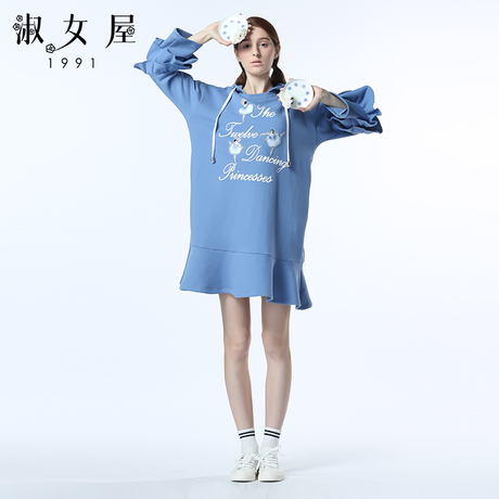 淑女屋2018年冬季新款字母绣花图案荷叶花边袖型连帽长款针织衫商品大图