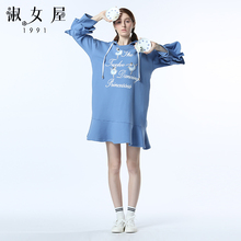 淑女屋2018年冬季新款字母绣花图案荷叶花边袖型连帽长款针织衫图片
