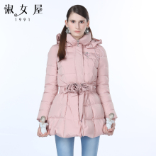 淑女屋2018年冬季新款100%聚酯纤维连帽玖瑰花瓣腰带灰粉橙羽绒服图片