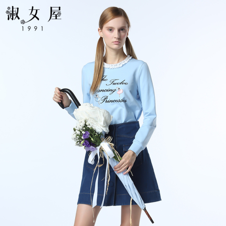 淑女屋2015年冬季新款字母图案修身柔软白色花边领中蓝色针织衫商品大图