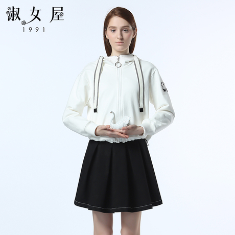 淑女屋2018年冬季新款米白色连帽贴花针织外套商品大图