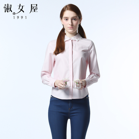 淑女屋2018年冬季蓝修身柔软领口加有白蕾丝花边上衣商品大图