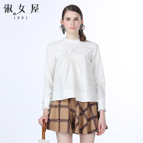 淑女屋2018年冬季新款100%棉圆领荷叶边绣花帖布米白上衣商品大图