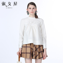 淑女屋2018年冬季新款100%棉圆领荷叶边绣花帖布米白上衣图片