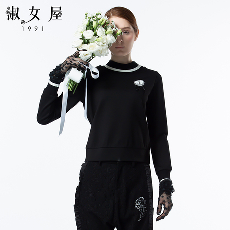 淑女屋2018年冬款新品圆领加白条边短款黑色宽松柔软针织衫商品大图