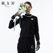 淑女屋2018年冬款新品圆领加白条边短款黑色宽松柔软针织衫图片