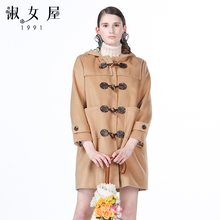 淑女屋2018年冬季新款合体柔软连帽纽扣口袋卡其色中长款毛呢外套图片