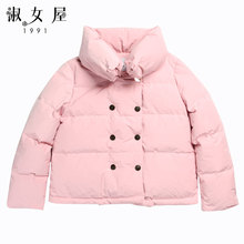 淑女屋2018年冬季新款灰粉色暗扣两排金色金属扣立领短款羽绒服图片
